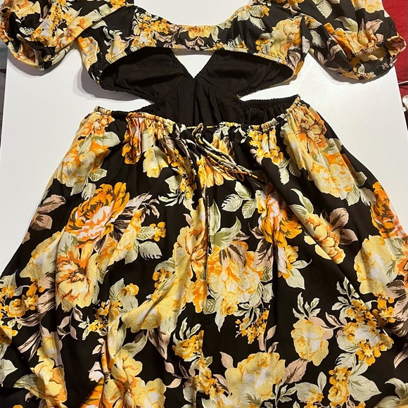 BNWT Floral Cutout Dress - Picture 5 of 7